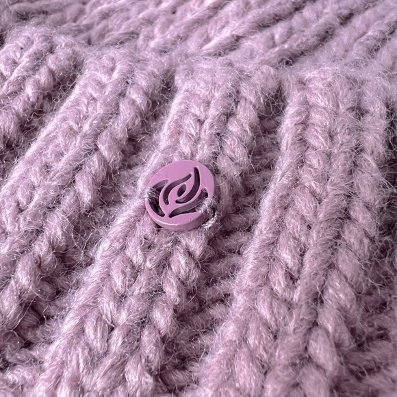 Apana Women’s Dusty Mauve Dusty Rose Cable Knit Pom Beanie Ivory Fleece Interior - Picture 8 of 8